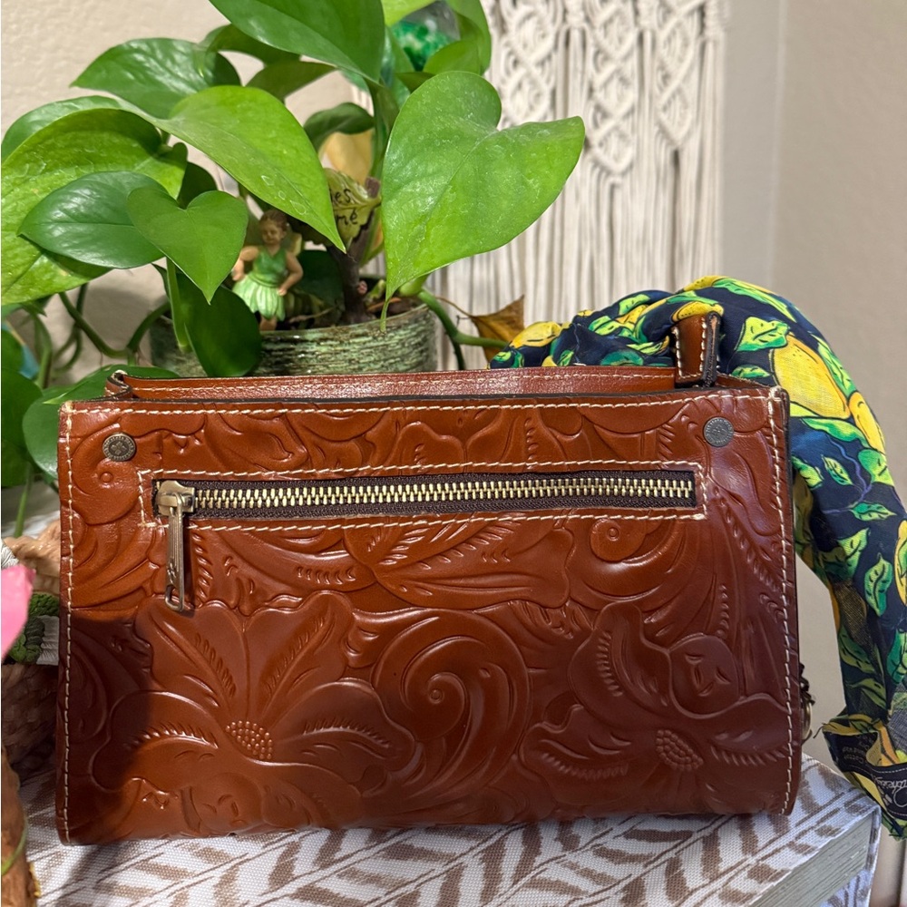 Authentic Patricia Nash shoulder and crossbody comes with dust bag and the scarf